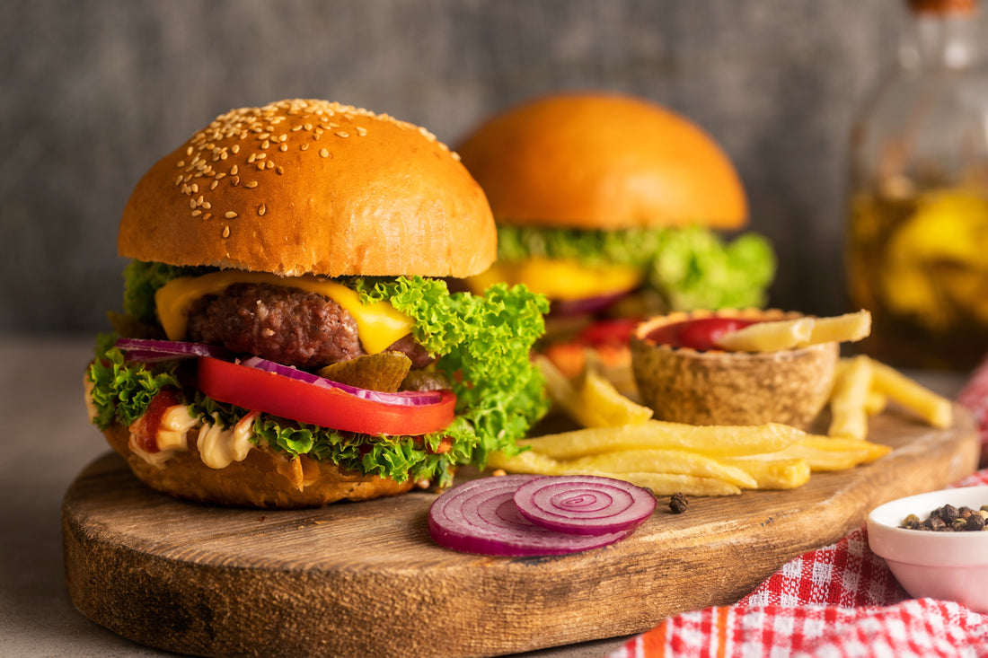 Hambuguer de lancheria com carne, tomate, alface e cebola