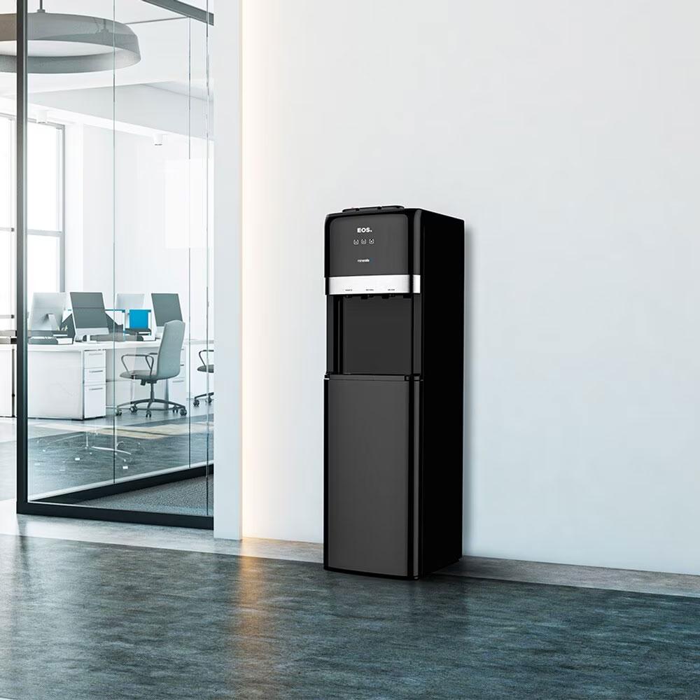 Balcão refrigerado Vanguard Plus para confeitaria, com temperatura ajustável e design robusto.