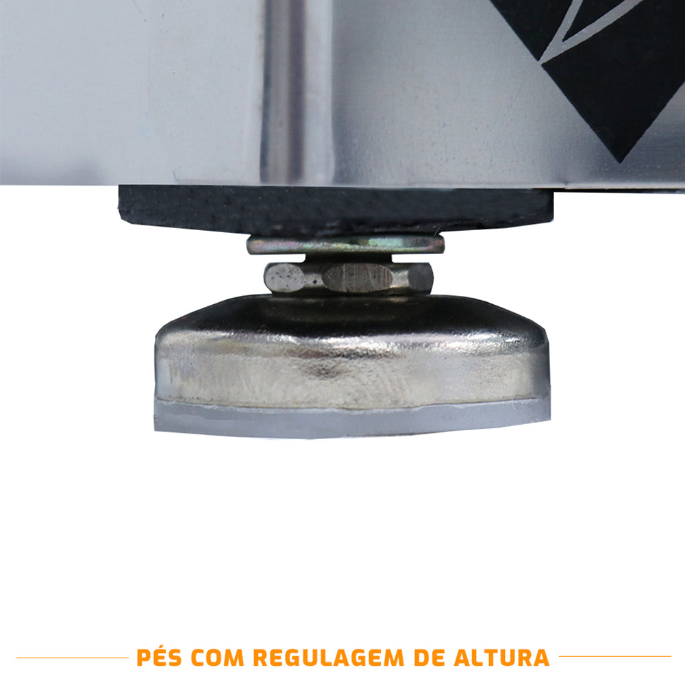 Pés ajustáveis da chapa bifeteira Venâncio CE140P para nivelamento em superfícies irregulares, garantindo estabilidade e segurança.