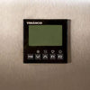 Painel controlador digital do armário de crescimento Venâncio VAF20T INOX 220V, com display para ajuste preciso de temperatura (5º a 50º C) e umidade, garantindo a fermentação ideal.