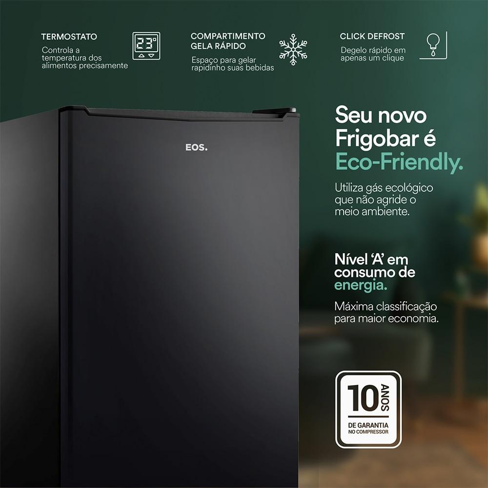 Detalhes do Frigobar EOS Ice Compact 93L preto: pés ajustáveis, puxador ergonômico, porta reversível e selo classe A de eficiência energética.
