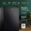 Detalhes do Frigobar EOS Ice Compact 93L preto: pés ajustáveis, puxador ergonômico, porta reversível e selo classe A de eficiência energética.