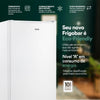  Detalhes do Frigobar EOS Ice Compact 93L: pés ajustáveis, puxador ergonômico, porta reversível e selo classe A de eficiência energética.