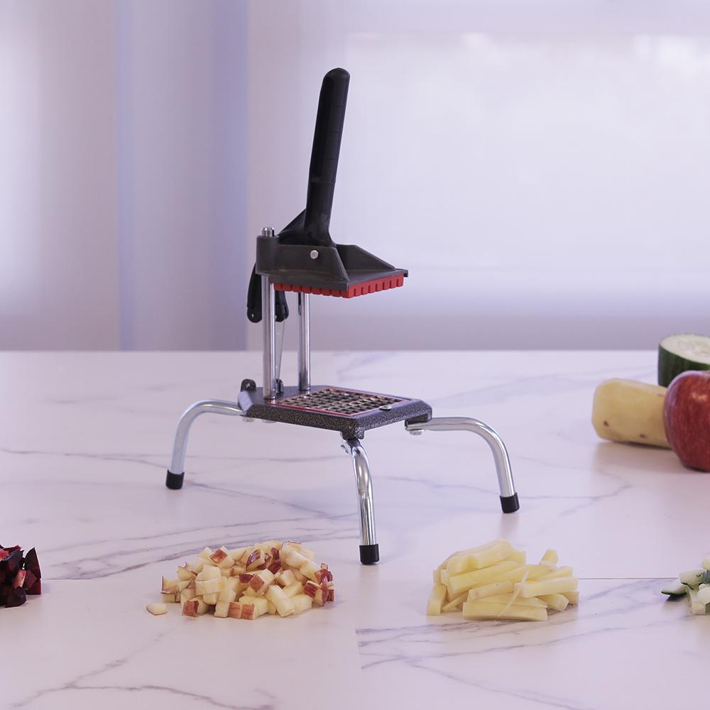 Exemplos de batatas e vegetais cortados em formato de palito pelo cortador manual Anodilar 693-0, mostrando cortes precisos.