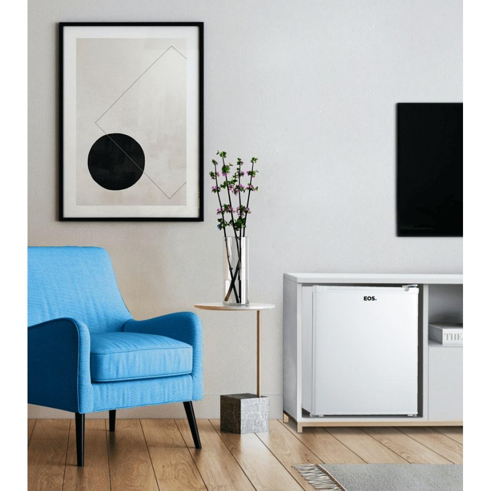 Frigobar Mini Refrigerador EOS Ice Compact 47L branco 220V em sala de estar, complementando a decoração e oferecendo conveniência.