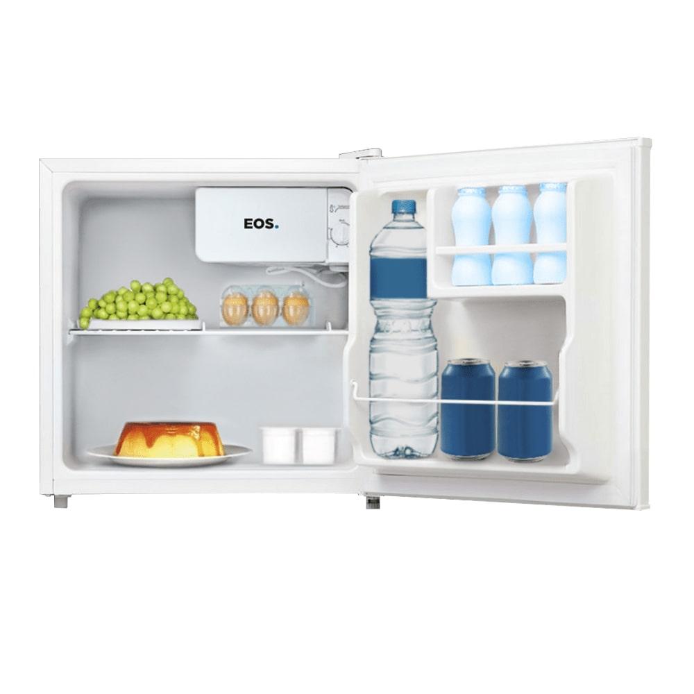  Interior do Frigobar EOS Ice Compact 47L branco aberto, mostrando compartimento gela rápido, espaço para garrafa de 2 litros e uma prateleira removível.