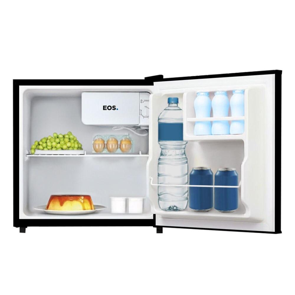 Interior do Frigobar EOS Ice Compact 47L preto aberto, mostrando compartimento gela rápido, espaço otimizado para garrafa de 2 litros e prateleira removível.