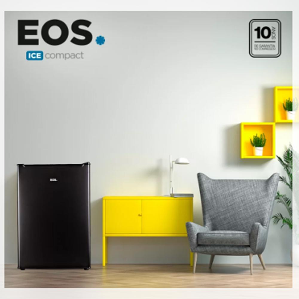 Frigobar EOS Ice Compact 71L preto 220V em sala de estar, complementando a decoração e oferecendo bebidas frescas convenientemente.