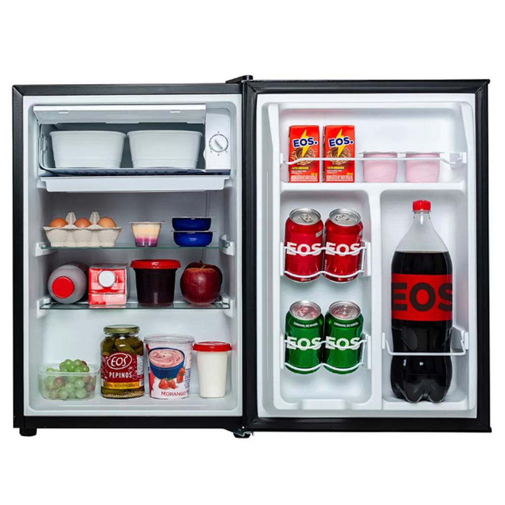  Interior do Frigobar EOS Ice Compact 71L preto aberto, mostrando compartimento gela rápido, espaço para garrafa 2L, duas prateleiras ajustáveis e gaveta inferior para degelo.
