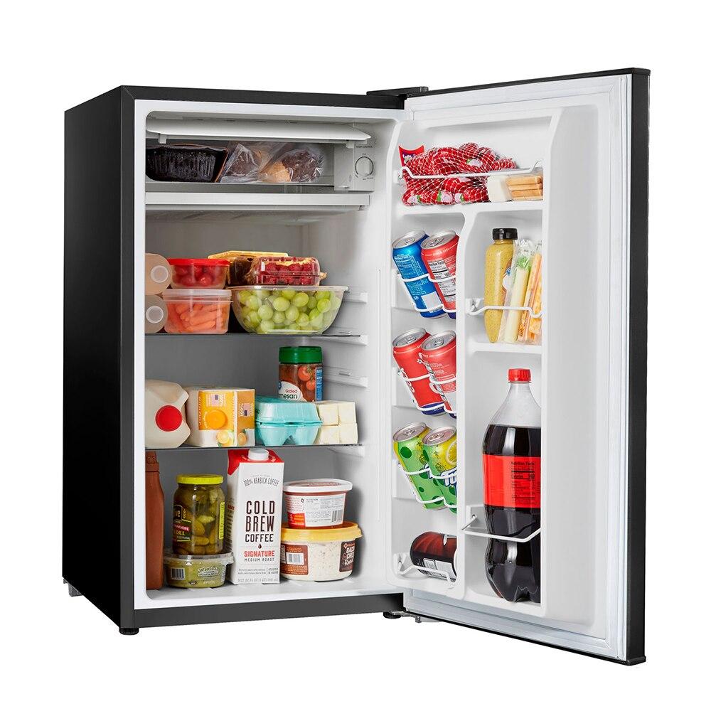 Interior do Frigobar EOS Ice Compact 93L preto aberto, mostrando compartimento gela rápido, espaço para garrafa de 2 litros, duas prateleiras ajustáveis e gaveta multiuso para frutas e verduras.