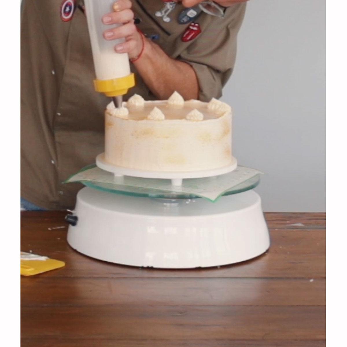 Base giratória elétrica para confeitaria com prato de vidro temperado e controle de rotação.