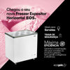 Foto frontal do Freezer EOS com a tampa de vidro aberta, evidenciando o gás ecológico R600a e a iluminação interna.