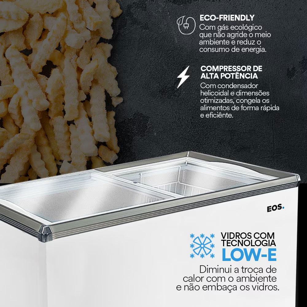 Freezer EOS com tampa de vidro antiembaçante (Low-E) em um estabelecimento, exibindo bebidas e sorvetes.