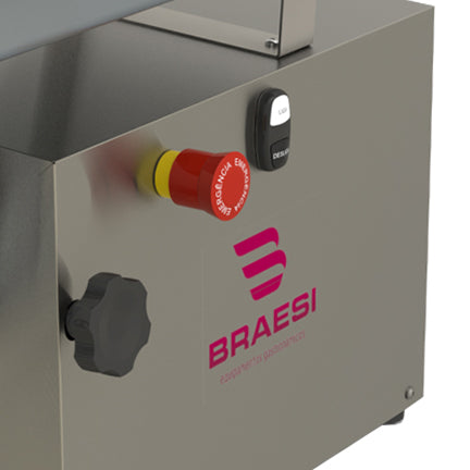 Moedor de Carne Profissional BMC-22, ferramenta essencial e bivolt para otimizar o trabalho em cozinhas industriais e açougues.