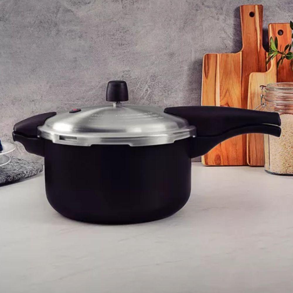 Jogo de Panela Pressão 6l Alumínio Antiaderente Preto Com Amassador Inox e Concha Tramontina