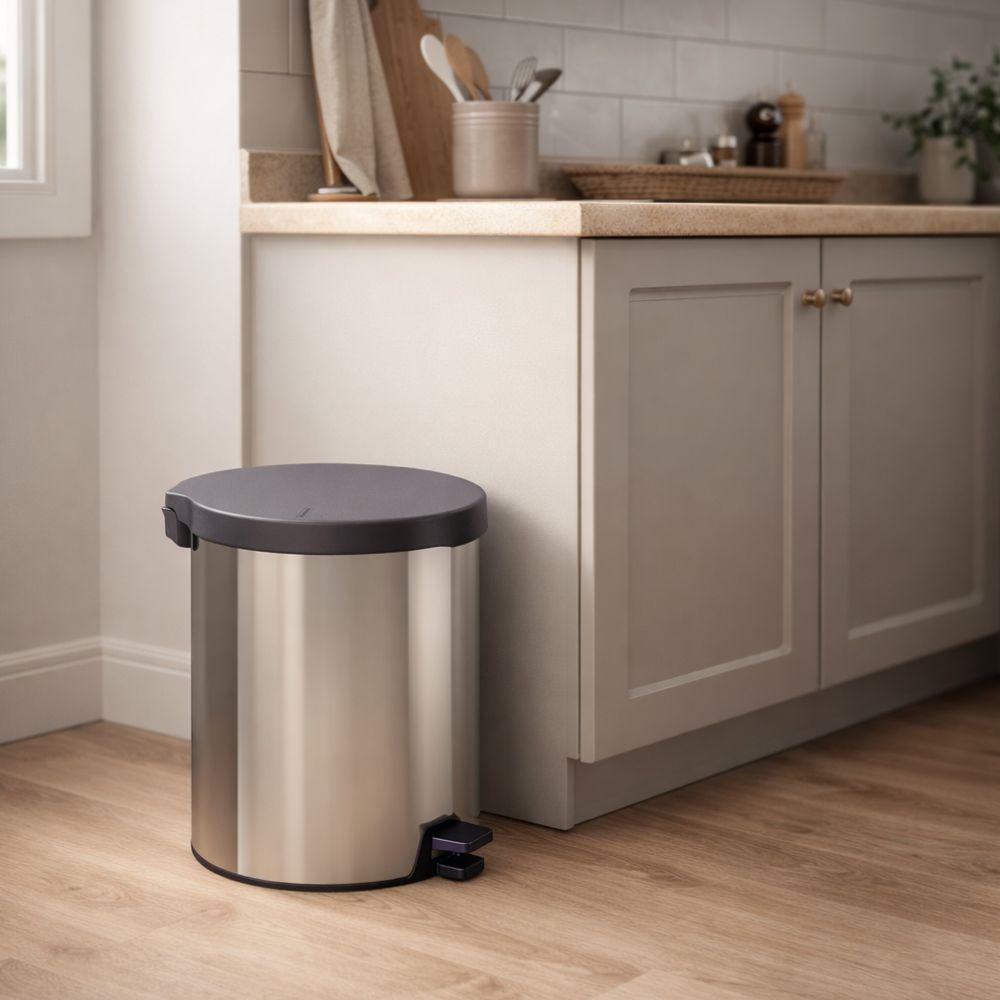 Lixeira Com Pedal em Aço Inox Com Acabamento Polido New 12 Litros - Tramontina 94538712