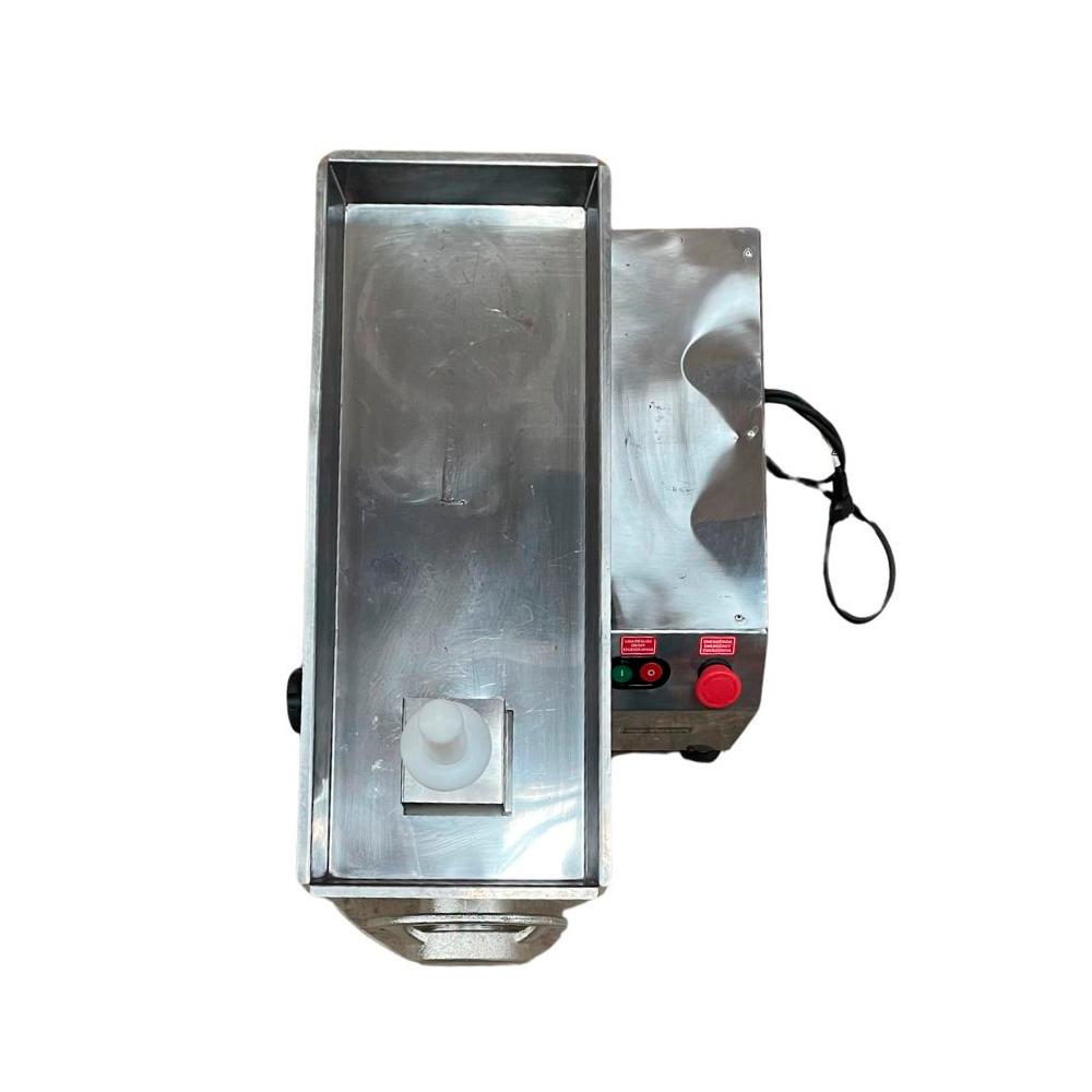 SEMINOVO - Picador Moedor de Carne Profissional Para Açougues Boca 22 Aço Carbono 1cv Pcl22l 220V - Metvisa