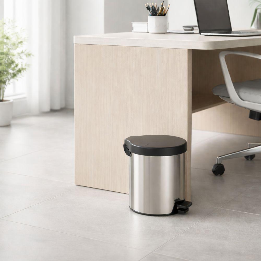 Lixeira Com Pedal em Aço Inox Com Acabamento Polido New 5 Litros - Tramontina 94538705