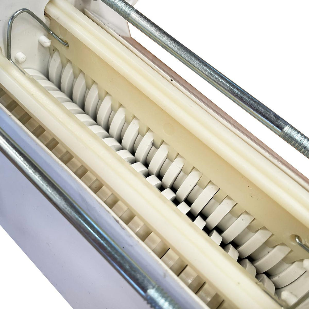 Cilindro Laminador Elétrico Profissional 40cm Branco Com Cortador Talharim 1/3 CV Bivolt - Malta 3107017