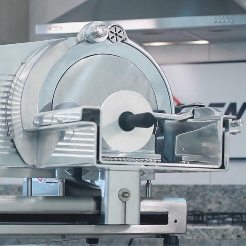Fatiador de Carnes Profissional em Inox Lâmina 350mm 0,5cv Fc-350-n 220V Skymsen