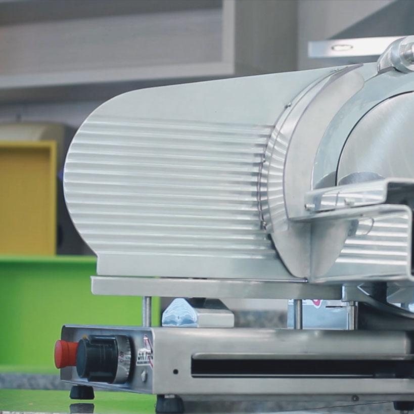 Fatiador de Carnes Profissional em Inox Lâmina 350mm 0,5cv Fc-350-n 220V Skymsen