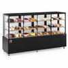 Vitrine confeitaria refrigerada Refrimate CNVPR2050 preta, em perspectiva, com bolos e doces nas prateleiras.