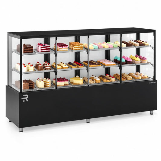 Vitrine confeitaria refrigerada Refrimate CNVPR2050 preta, em perspectiva, com bolos e doces nas prateleiras.