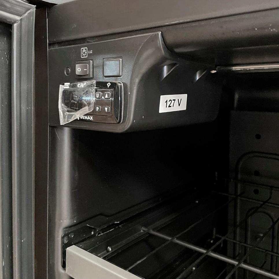 SEMINOVO - Adega Piubella 200 Para 50 Garrafas Preto Porta Invertida 127V - Venax