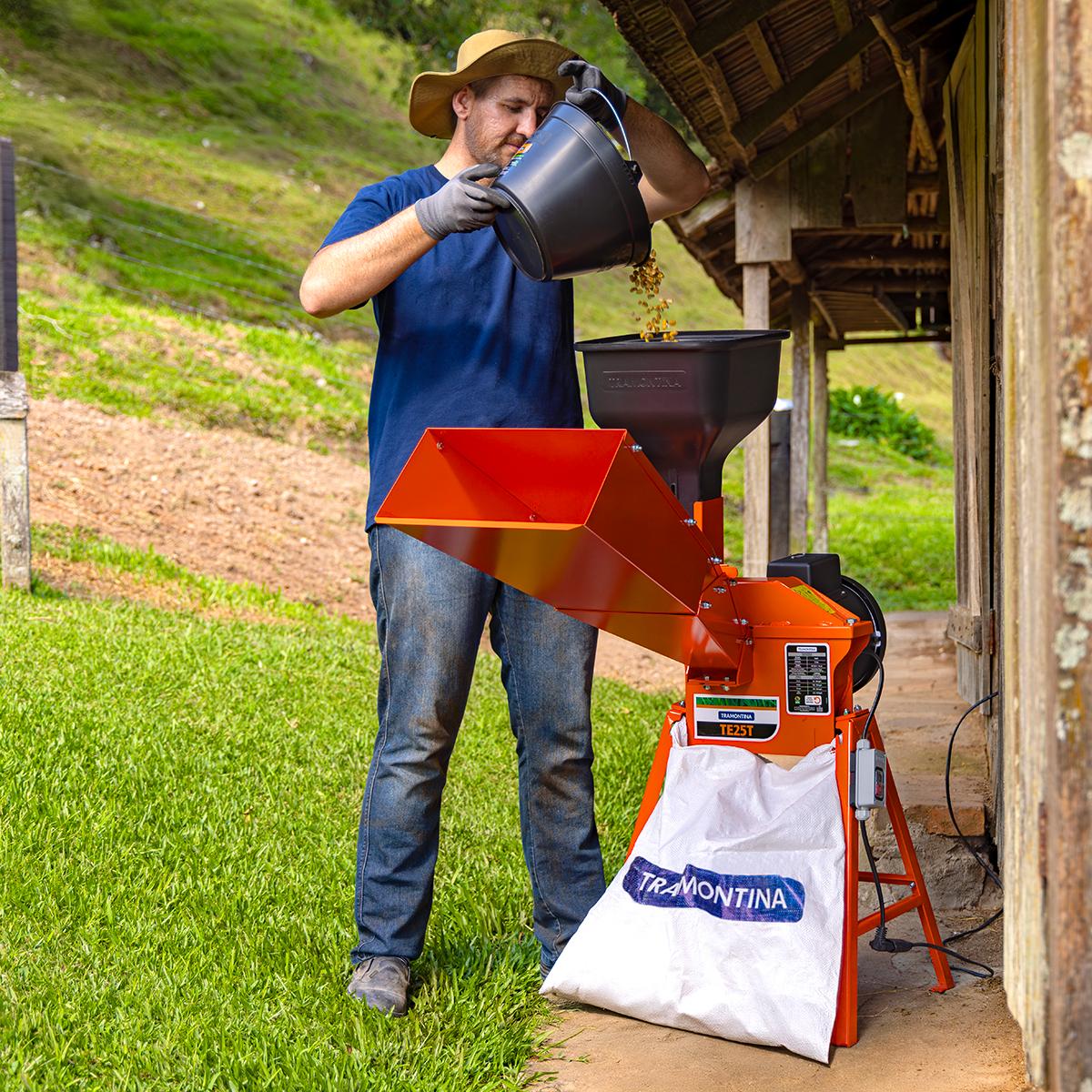 Triturador Elétrico Suporte Triangular Motor 2 hp Saída Lateral Te25t Bivolt - Tramontina 79852342