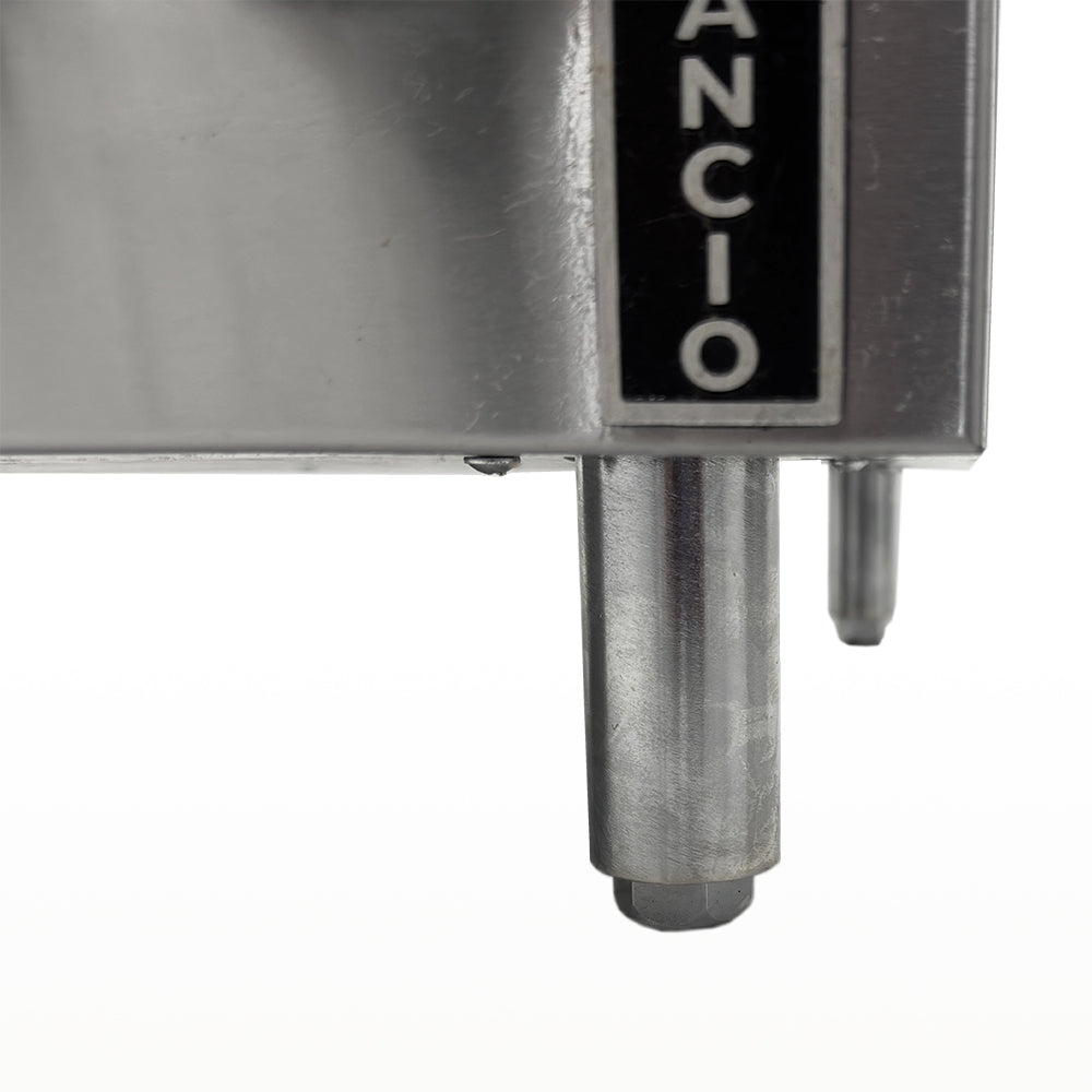 Pés ajustáveis da chapa bifeteira industrial Venâncio PCM120G, permitindo nivelamento em diferentes superfícies e otimizando a estabilidade em cozinhas profissionais.