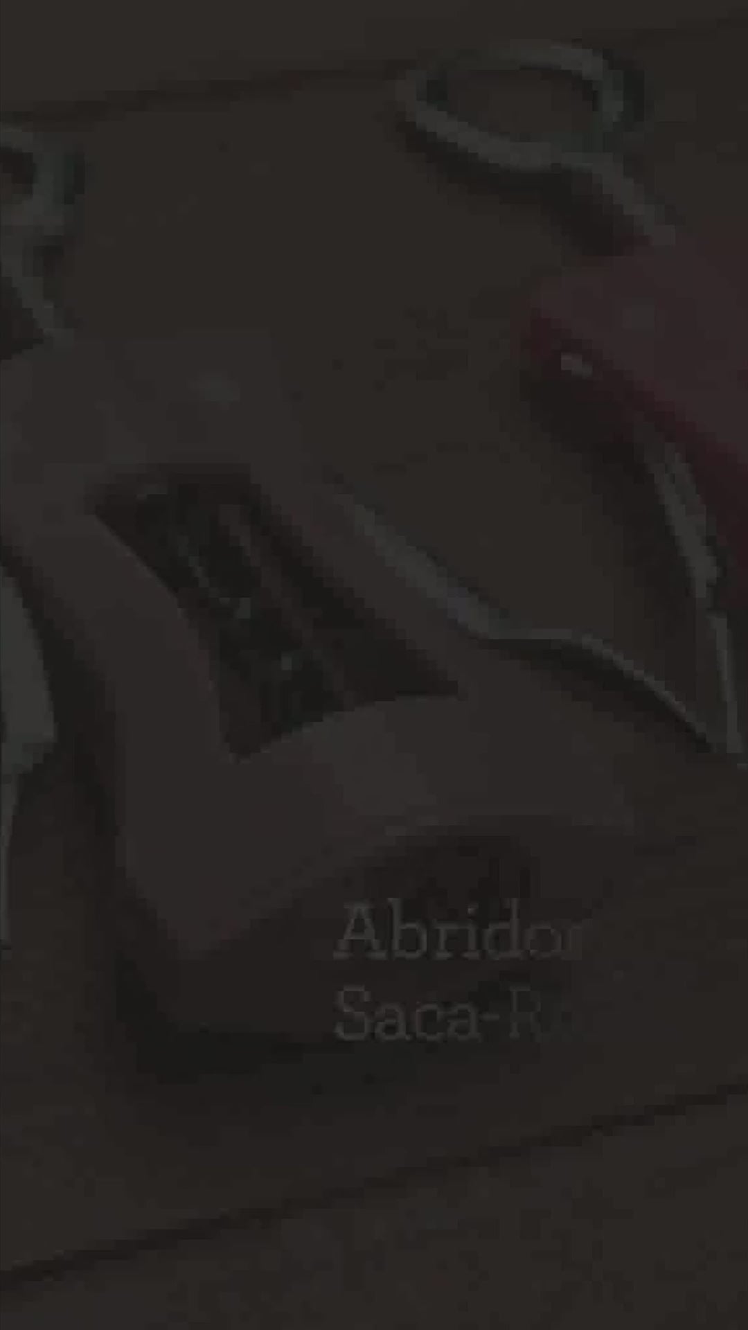 Vídeo de anúncio do saca-rolhas Harmoniza da Tramontina. O produto possui corpo em ABS, abridor em Zamak preto e um design ergonômico. Ideal para abrir vinhos e garrafas com praticidade e elegância. Um acessório essencial para apreciadores de vinho. Encontre o saca-rolhas Tramontina na Salvador Comercial.