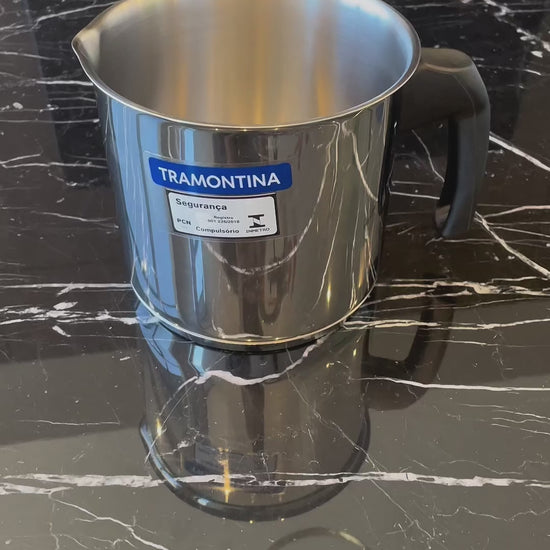 Vídeo de anúncio do fervedor leiteira Allegra da Tramontina. Utensílio em aço inox com fundo triplo, diâmetro de 14cm e capacidade de 2 litros, garantindo aquecimento rápido e uniforme. O cabo de baquelite oferece segurança no manuseio. Ideal para ferver leite e outros líquidos. Encontre o fervedor Tramontina na Salvador Comercial.