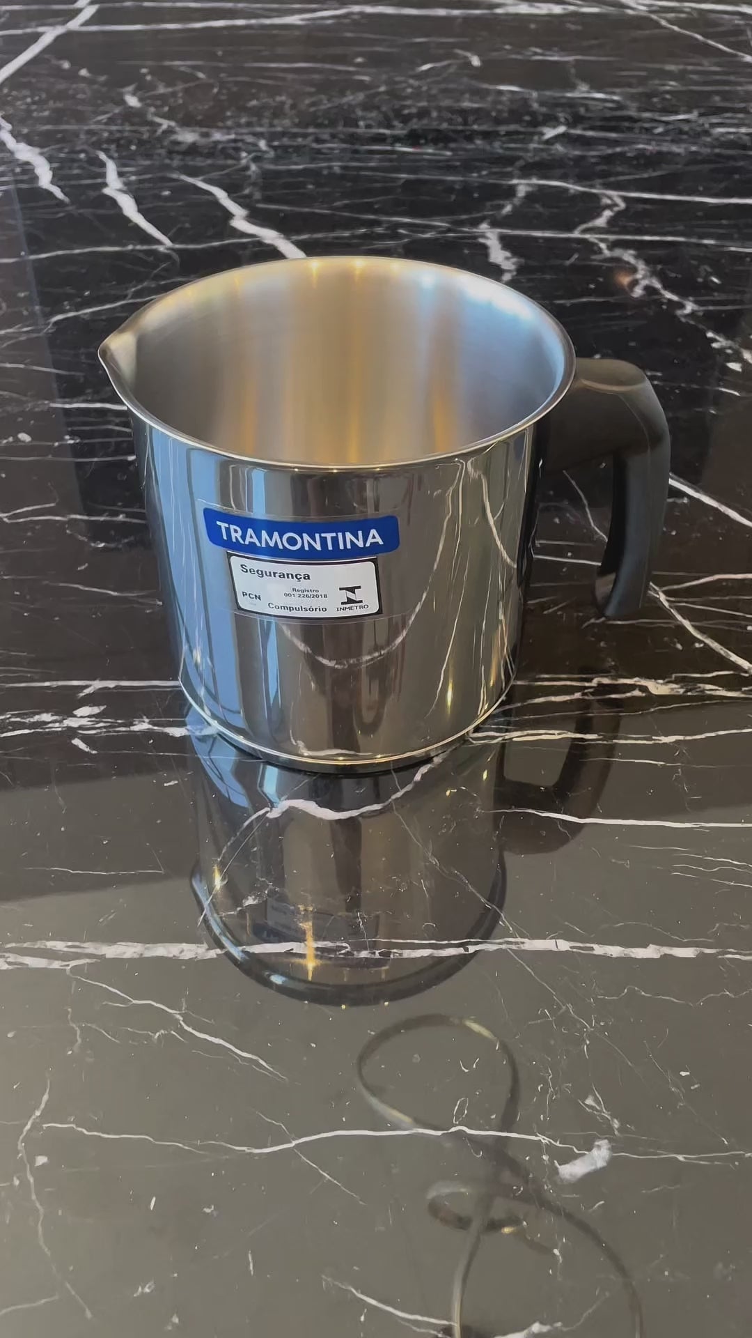 Vídeo de anúncio do fervedor leiteira Allegra da Tramontina. Utensílio em aço inox com fundo triplo, diâmetro de 14cm e capacidade de 2 litros, garantindo aquecimento rápido e uniforme. O cabo de baquelite oferece segurança no manuseio. Ideal para ferver leite e outros líquidos. Encontre o fervedor Tramontina na Salvador Comercial.