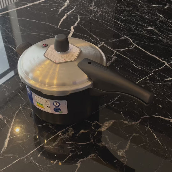 Vídeo de anúncio da panela de pressão Effect da Tramontina, com 20 cm e capacidade de 4,5 litros. Feita em alumínio com revestimento antiaderente na cor preta, a panela garante cozimento rápido e seguro, ideal para sua cozinha. Encontre a panela de pressão Tramontina na Salvador Comercial.