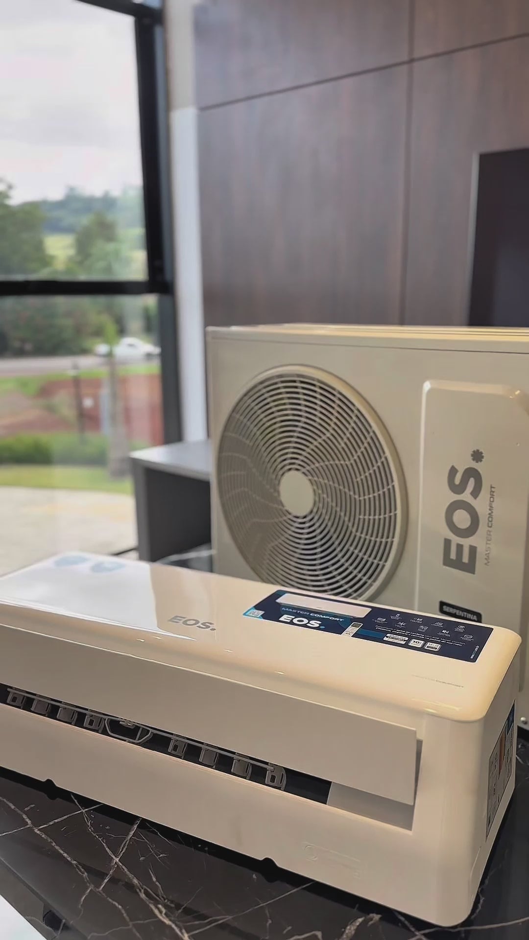 Vídeo de anúncio do ar-condicionado Split Inverter 18000 BTUs. O equipamento oferece conforto térmico, alta eficiência energética e baixo nível. Clique para comprar e economizar.