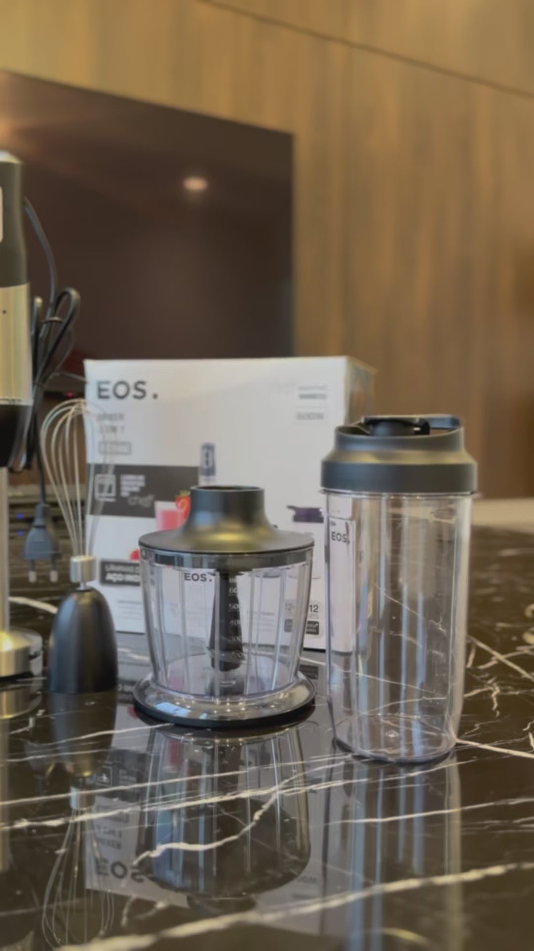 Vídeo de anúncio do mixer 3 em 1 EOS EMX02 em aço inox, com duas velocidades. O kit acompanha batedor fuê e miniprocessador, ideal para preparar receitas com praticidade e precisão. Ferramenta multifuncional para sua cozinha. Compre o mixer EOS na Salvador Comercial.