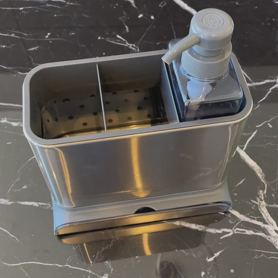 Vídeo de anúncio do organizador de pia Plurale da Tramontina, em plástico e aço inox. O produto é ideal para armazenar detergente e esponja, mantendo a pia organizada e limpa. Design moderno e funcional para sua cozinha. Encontre o organizador Tramontina na Salvador Comercial.