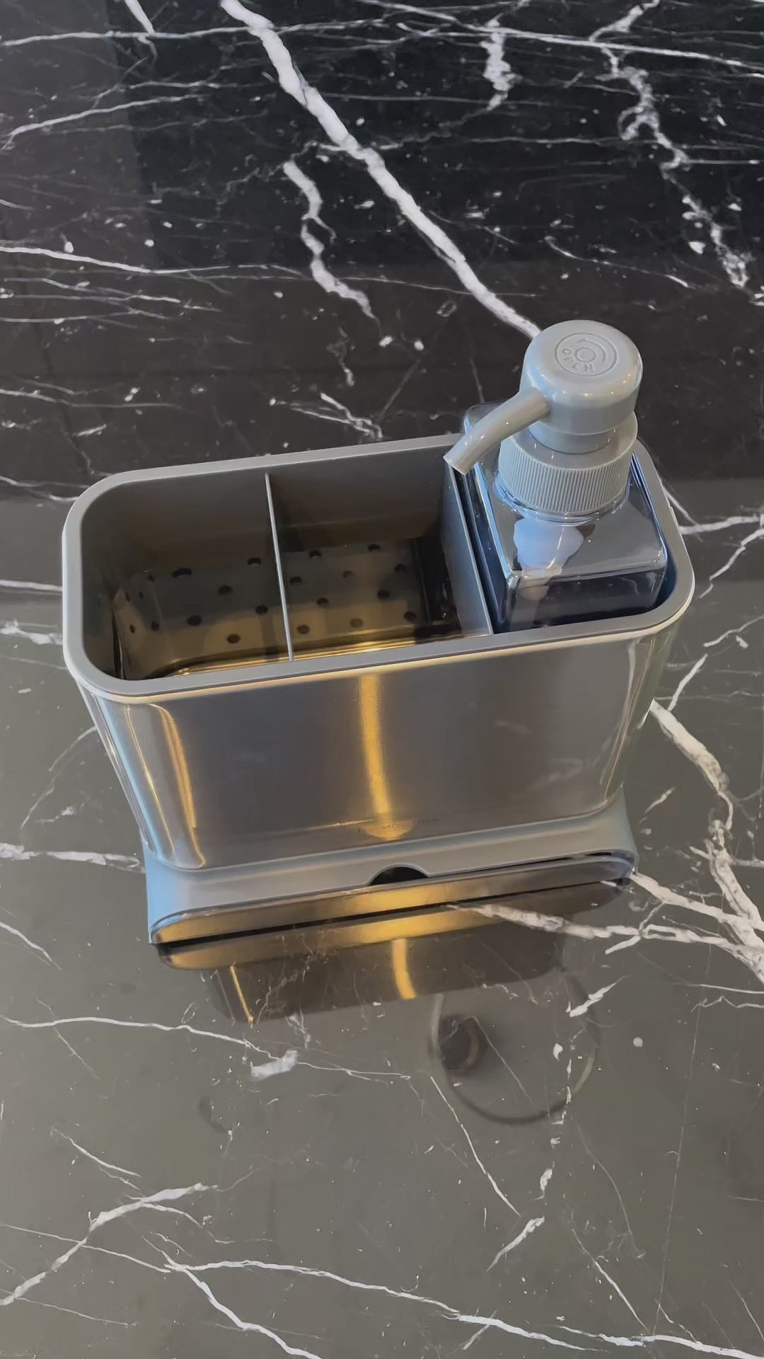 Vídeo de anúncio do organizador de pia Plurale da Tramontina, em plástico e aço inox. O produto é ideal para armazenar detergente e esponja, mantendo a pia organizada e limpa. Design moderno e funcional para sua cozinha. Encontre o organizador Tramontina na Salvador Comercial.