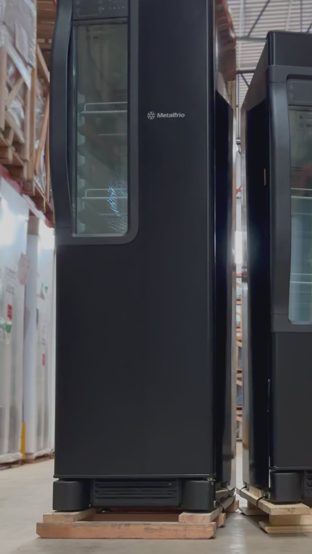 Vídeo de anúncio da cervejeira Metalfrio Beer Maxx 300, com porta de vidro, capacidade de 300 litros e faixa de temperatura de +2°C a -6°C. O design elegante na cor preto ônix e o display interativo oferecem a solução ideal para manter cervejas geladas em casa ou no seu estabelecimento em Salvador. Encontre a cervejeira VN28T na Salvador Comercial.