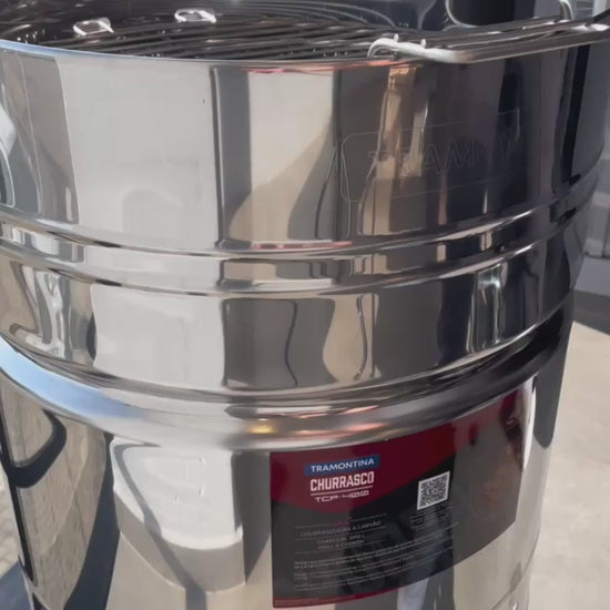 Vídeo de anúncio da churrasqueira a carvão TCP 400 da Tramontina. O produto é feito em aço inox com bandeja para carvão em aço esmaltado, garantindo durabilidade e eficiência. Ideal para churrascos em casa. Encontre a churrasqueira Tramontina ideal para sua área de lazer na Salvador Comercial.