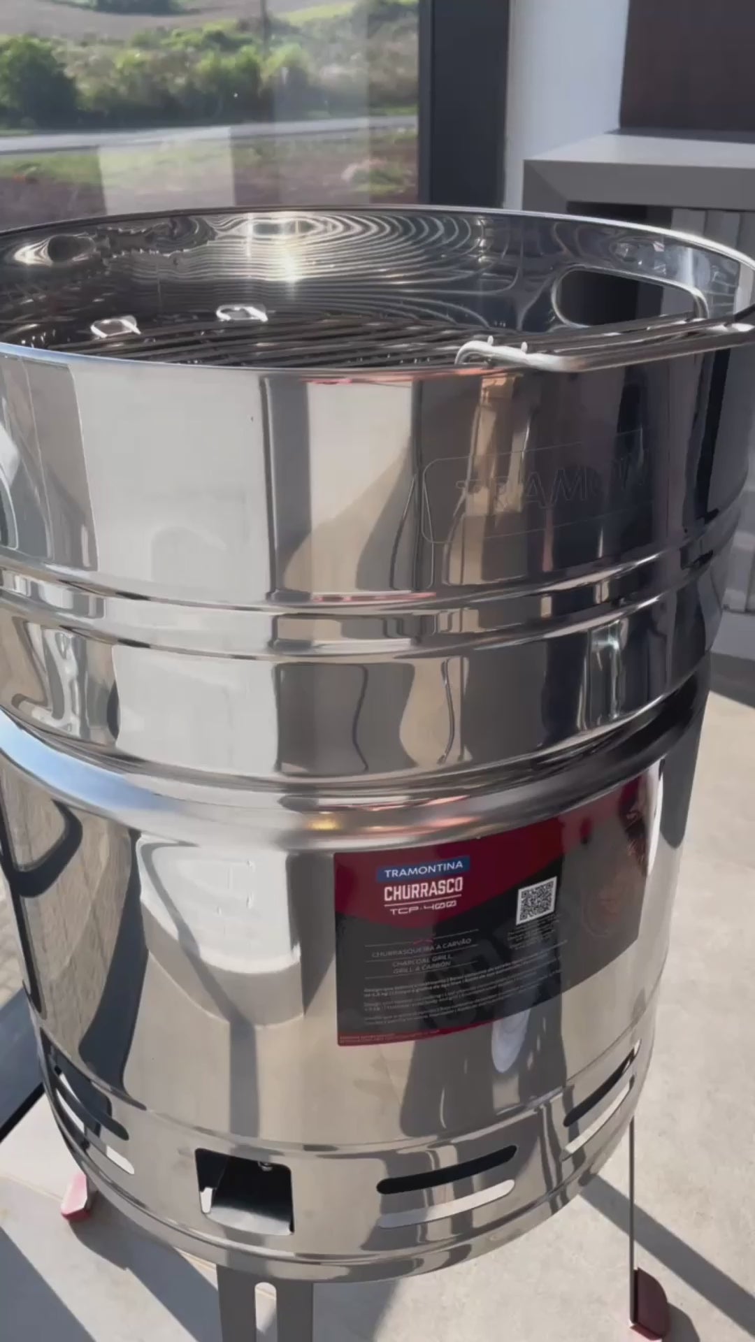 Vídeo de anúncio da churrasqueira a carvão TCP 400 da Tramontina. O produto é feito em aço inox com bandeja para carvão em aço esmaltado, garantindo durabilidade e eficiência. Ideal para churrascos em casa. Encontre a churrasqueira Tramontina ideal para sua área de lazer na Salvador Comercial.