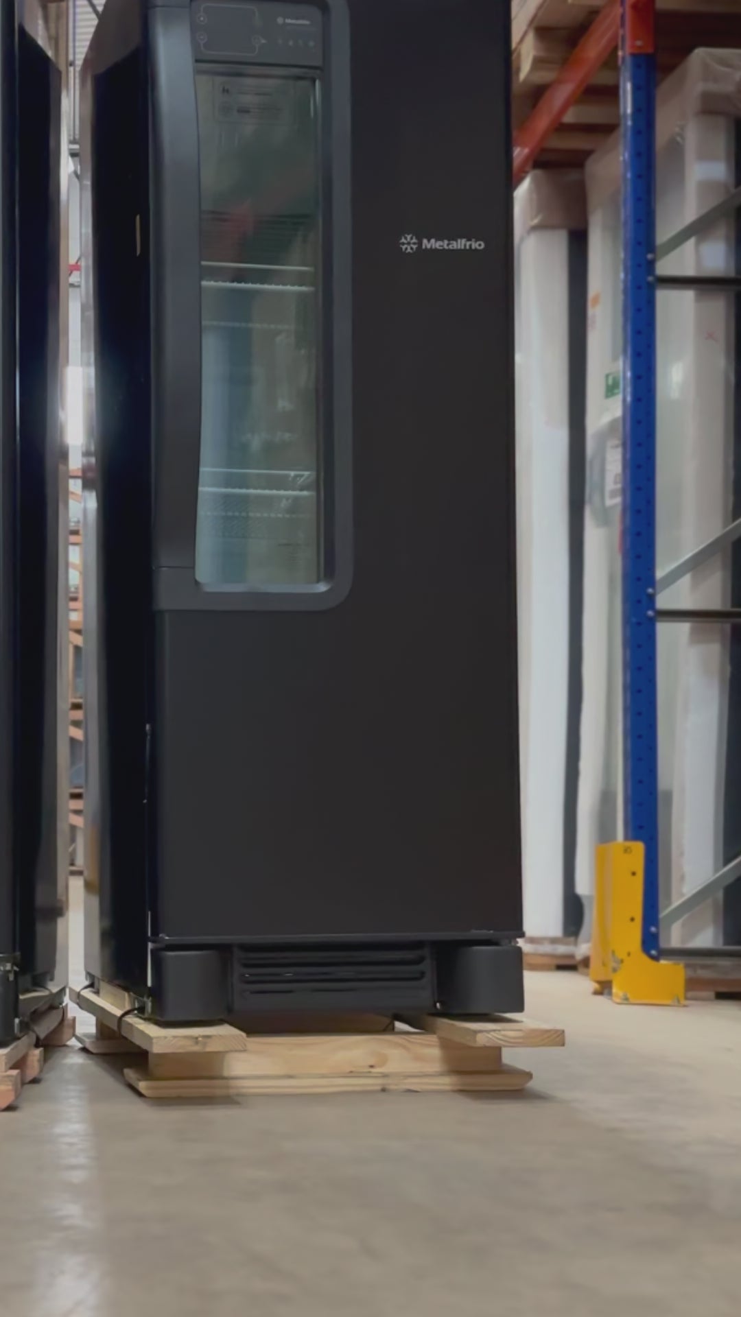 Vídeo da cervejeira Metalfrio Beer Maxx 250, com porta de vidro, capacidade de 228 litros e faixa de temperatura de +2°C a -6°C. O design preto ônix, aliado ao display interativo e prateleiras reguláveis, oferece a solução ideal para manter cervejas geladas em casa ou no seu negócio. Encontre a cervejeira VN25T na Salvador Comercial.