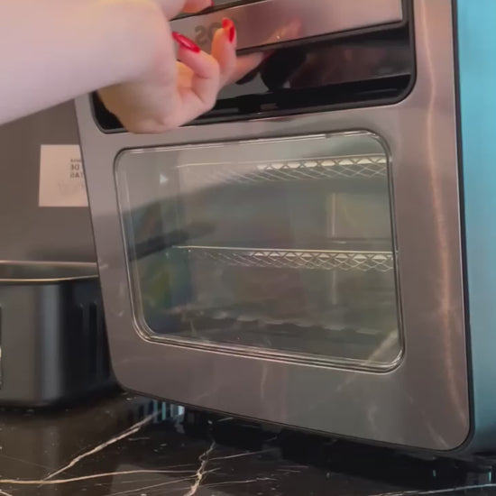 Anúncio em vídeo da fritadeira sem óleo EOS. Prepare refeições saudáveis e crocantes com esta Airfryer Oven digital de 12 litros. Multifuncional e prática para o dia a dia. Compre a sua na Salvador Comercial.