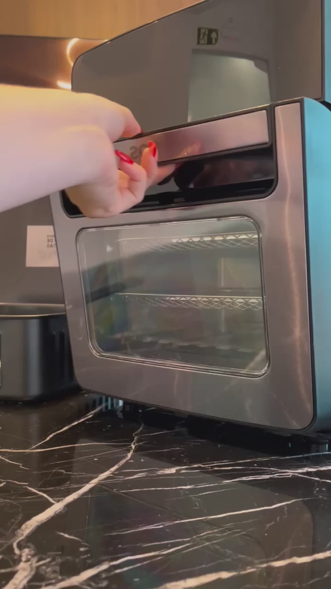 Anúncio em vídeo da fritadeira sem óleo EOS. Prepare refeições saudáveis e crocantes com esta Airfryer Oven digital de 12 litros. Multifuncional e prática para o dia a dia. Compre a sua na Salvador Comercial.