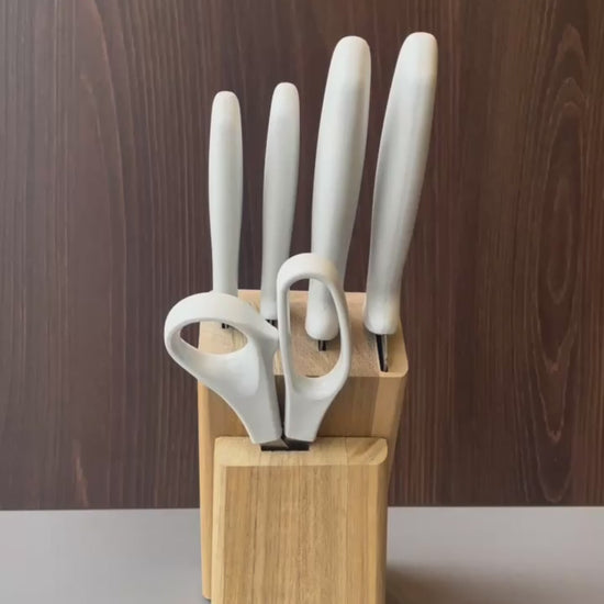 Vídeo de anúncio do jogo de facas Plenus da Tramontina, com 6 peças. O kit inclui facas com lâminas em aço inox, cabos na cor branco off white e um elegante suporte de madeira. Ideal para uso diário e para quem busca praticidade e um toque de sofisticação na cozinha. Encontre o jogo de facas Tramontina na Salvador Comercial.