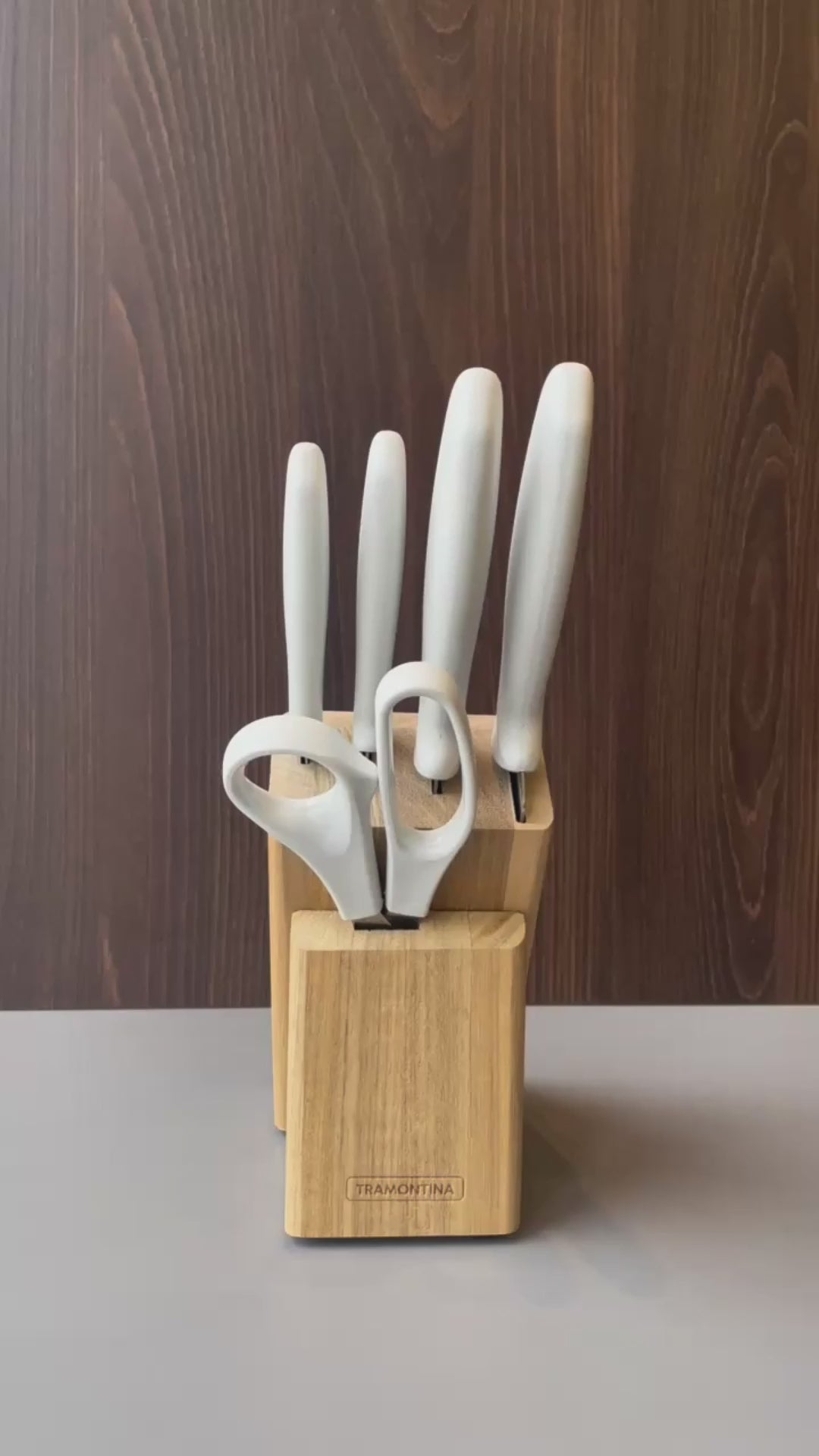 Vídeo de anúncio do jogo de facas Plenus da Tramontina, com 6 peças. O kit inclui facas com lâminas em aço inox, cabos na cor branco off white e um elegante suporte de madeira. Ideal para uso diário e para quem busca praticidade e um toque de sofisticação na cozinha. Encontre o jogo de facas Tramontina na Salvador Comercial.