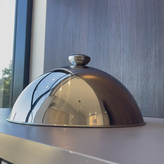 Vídeo de anúncio do cloche profissional service da Tramontina, em aço inox de alto brilho e com 24,5cm de diâmetro. Ideal para hotéis, restaurantes e buffets que buscam servir pratos com elegância e manter a temperatura dos alimentos. Compre o cloche Tramontina na Salvador Comercial.
