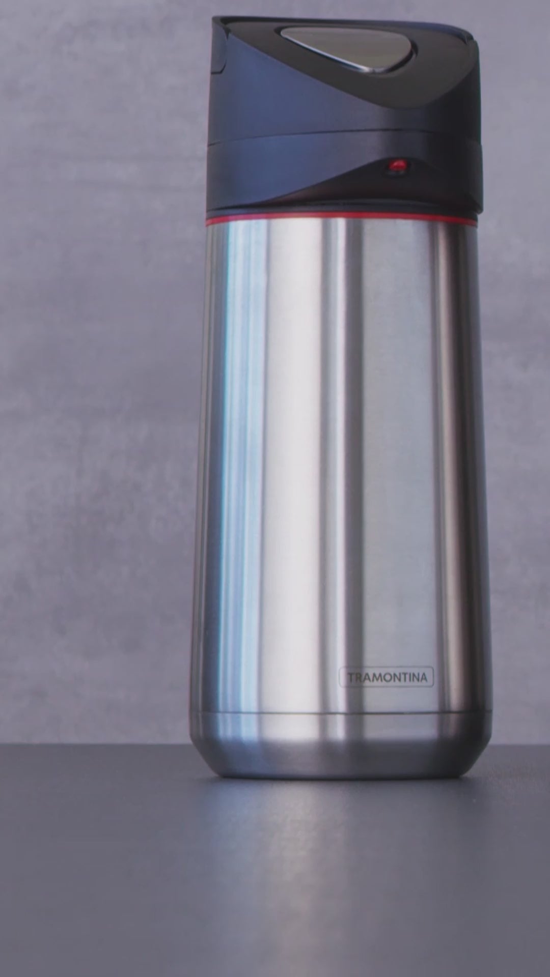 Anúncio em vídeo da garrafa térmica Tramontina. Mantenha seu chá ou chimarrão quente por mais tempo com este produto em aço inox com ampola de aço. Design moderno e funcional. Ideal para o seu dia a dia. Compre na Salvador Comercial.