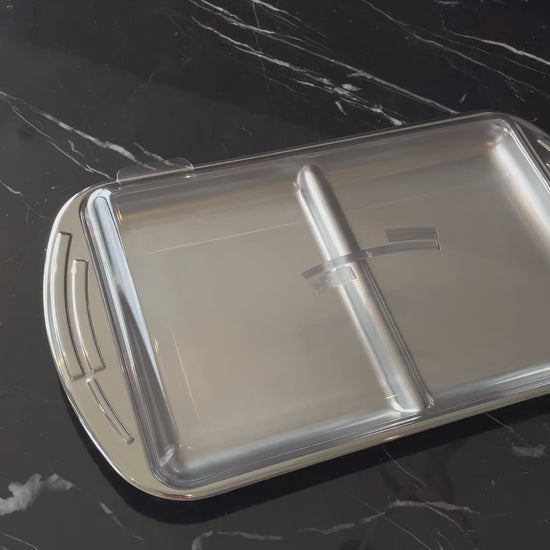 Vídeo de anúncio do porta-frios Ciclo da Tramontina, em aço inox com tampa e duas divisórias. Ideal para armazenar queijos e embutidos de forma organizada e higiênica na geladeira. O design elegante e durável da Tramontina é perfeito para sua mesa. Encontre o porta-frios de inox na Salvador Comercial.