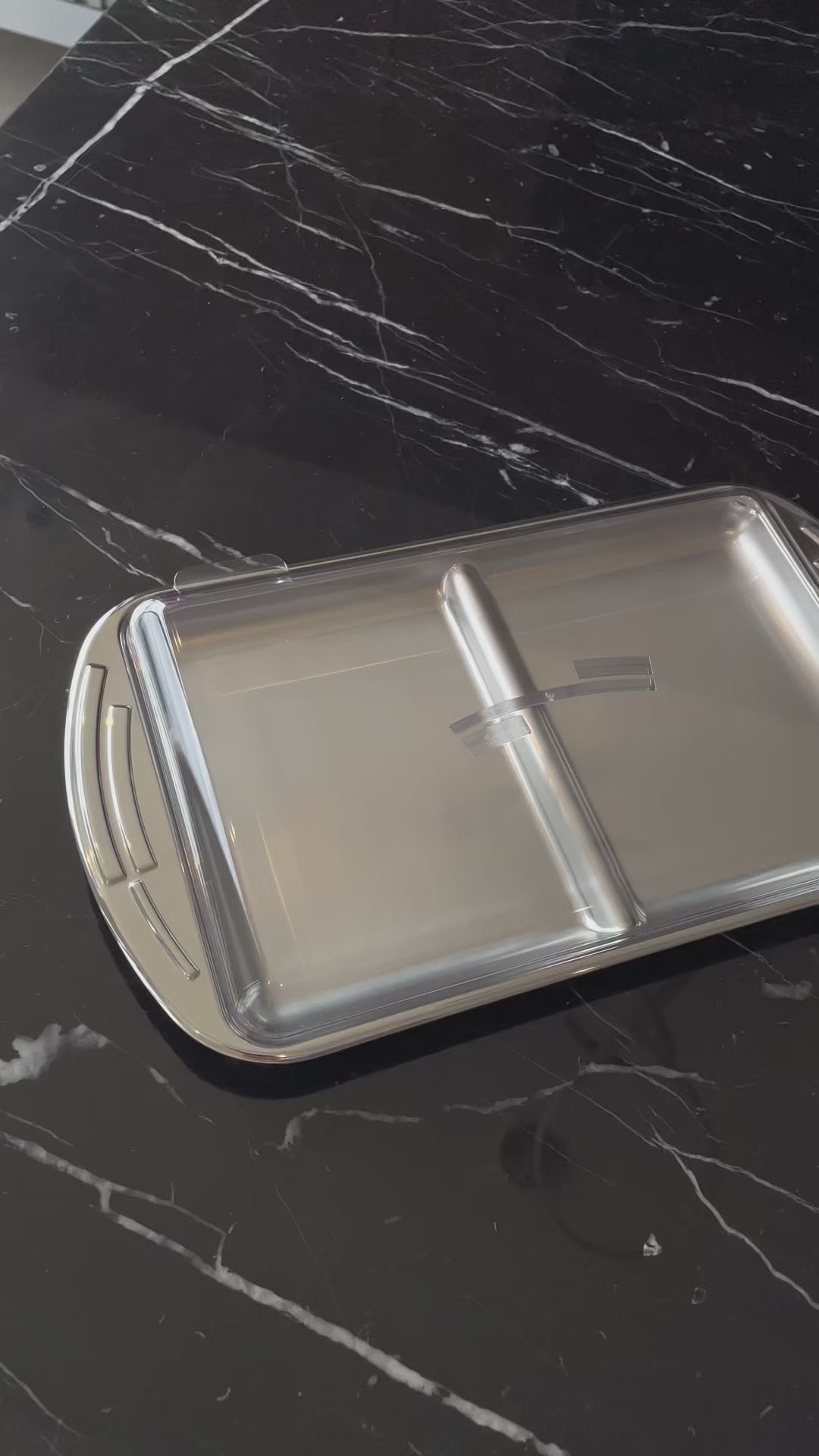 Vídeo de anúncio do porta-frios Ciclo da Tramontina, em aço inox com tampa e duas divisórias. Ideal para armazenar queijos e embutidos de forma organizada e higiênica na geladeira. O design elegante e durável da Tramontina é perfeito para sua mesa. Encontre o porta-frios de inox na Salvador Comercial.